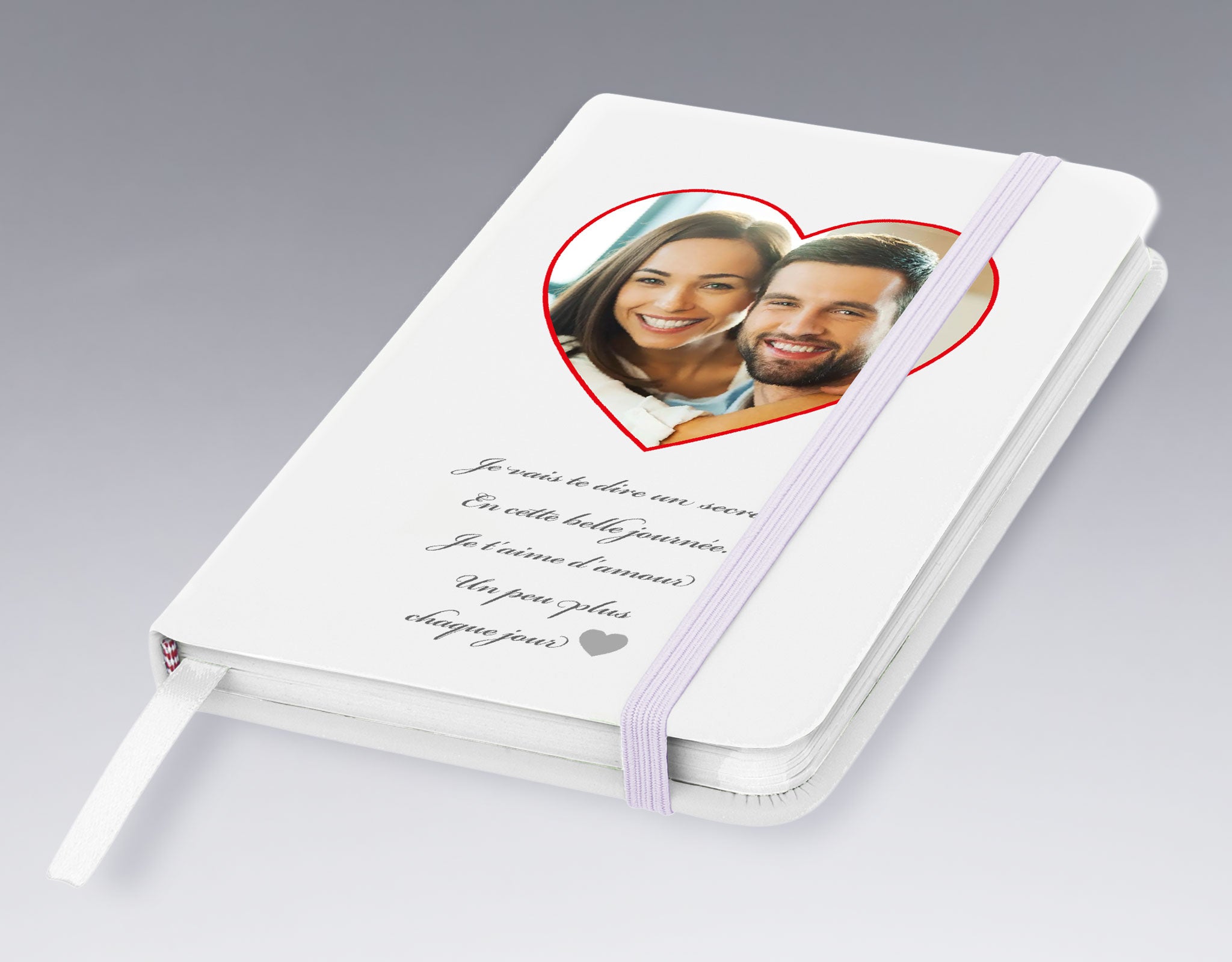 Carnet blanc personnalisé avec une photo en forme de cœur et un message d’amour imprimé en noir, idéal pour offrir un souvenir tendre et unique.