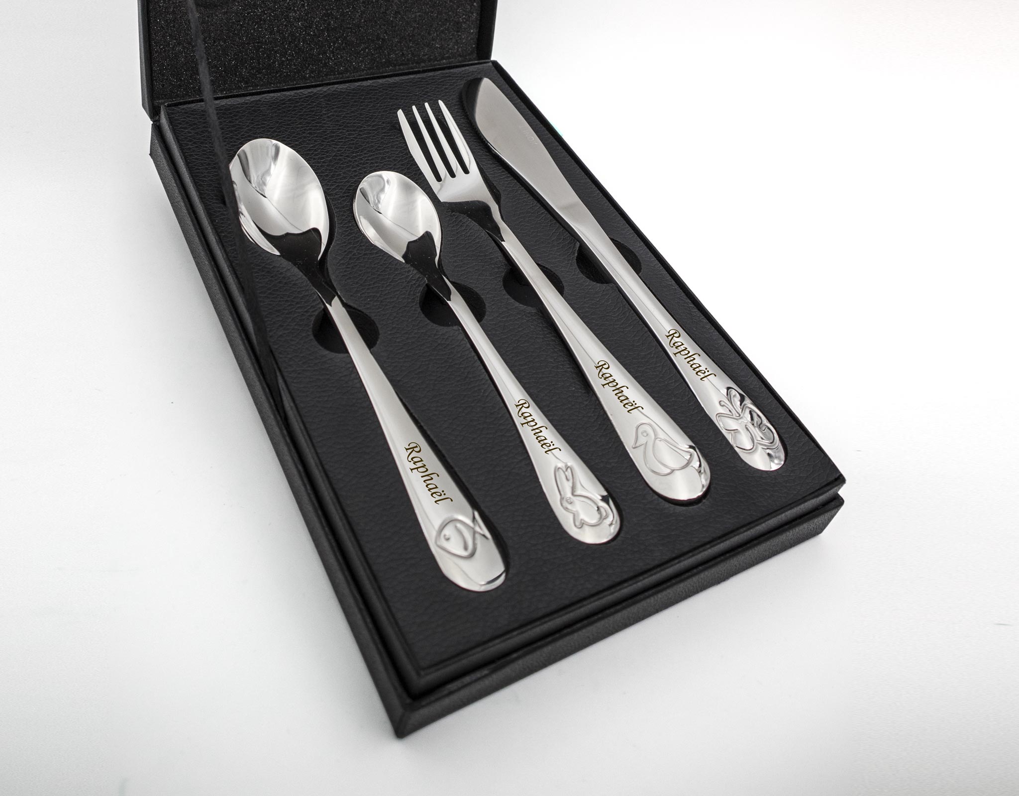 Coffret de couverts pour enfant personnalisés avec le prénom gravé – Cadeau élégant et unique, idéal pour une naissance ou un baptême.