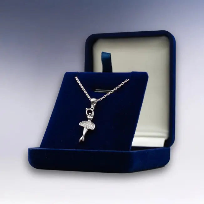 Collier Ballerine argenté présenté dans un écrin velours personnalisable. Un bijou intemporel pour exprimer la grâce et la féminité.