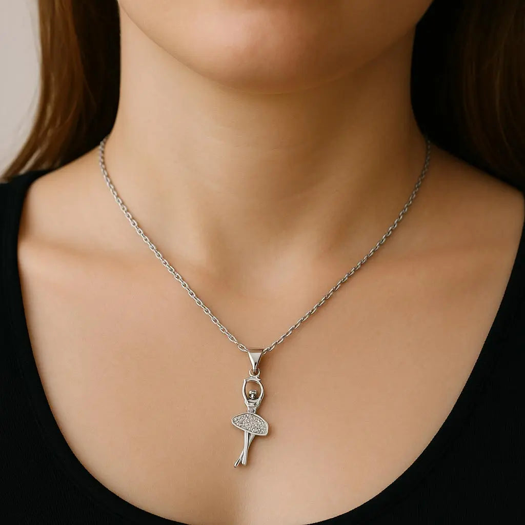 Pendentif Ballerine en argent porté, sublimant le décolleté avec finesse. Un bijou Zephyr Paris au style intemporel.