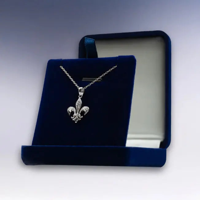 Pendentif Fleur de Lys argenté, raffiné et symbolique, dans son écrin bleu personnalisable pour un cadeau élégant.