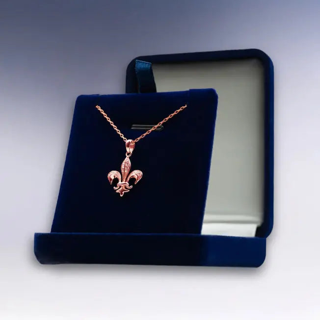Collier or rose Fleur de Lys finement décoré de strass, présenté dans un bel écrin bleu personnalisable. Cadeau précieux.