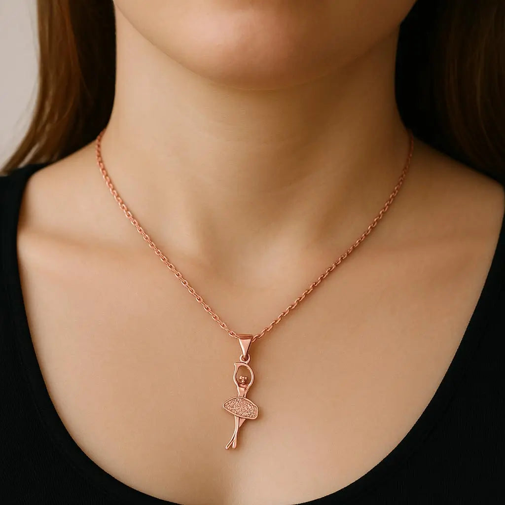 Collier Ballerine en or rose porté au cou, reflet d’élégance et de délicatesse. Une création Zephyr Paris pleine de charme.