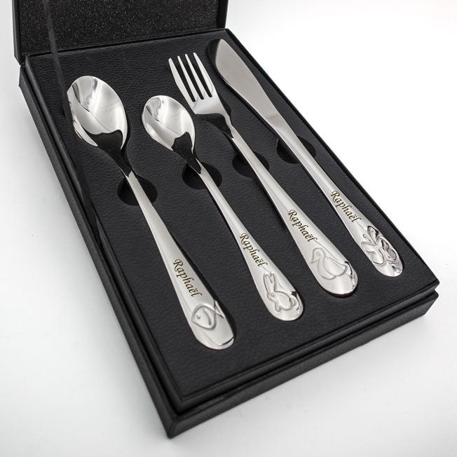 Offrez un coffret de couverts en inox personnalisé au prénom de l’enfant. Un cadeau durable, pratique et plein de tendresse pour ses premiers repas.