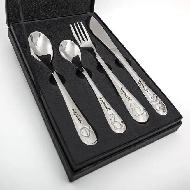 Offrez un coffret de couverts en inox personnalisé au prénom de l’enfant. Un cadeau durable, pratique et plein de tendresse pour ses premiers repas.