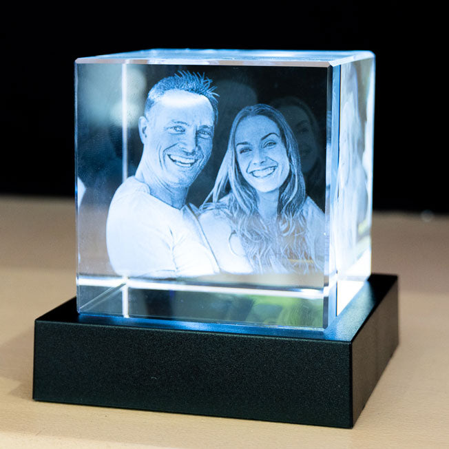 Faites briller vos souvenirs dans un cube 10 cm gravé en 3D. Cadeau personnalisé lumineux pour célébrer l’amour éternel.
