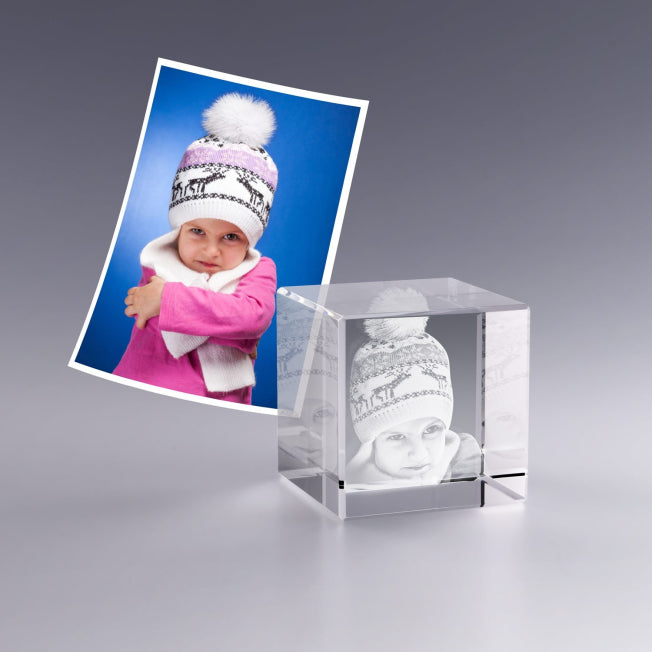 Portrait expressif d’une fillette en bonnet d’hiver gravé en 3D dans un petit cube en verre de 4 cm, cadeau photo original.