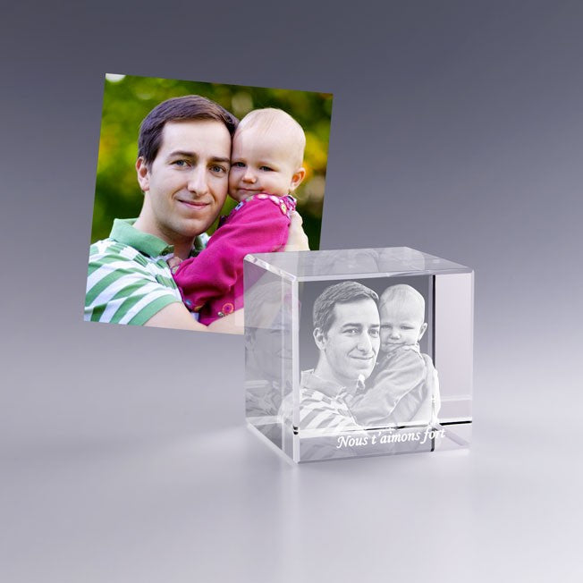 Gravure laser 3D dans un bloc de verre 5 cm représentant un papa et son bébé. Cadeau personnalisé émouvant à offrir.