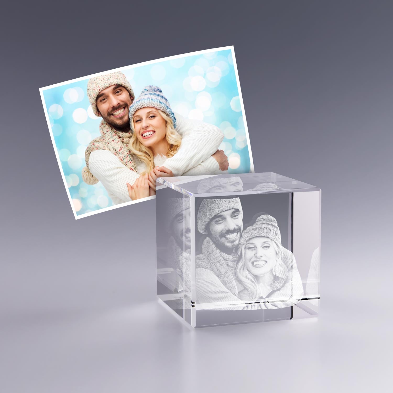 Cube en verre 3D personnalisé avec photo de couple gravée avec précision. Un cadeau raffiné, livré en coffret, parfait pour célébrer l’amour.