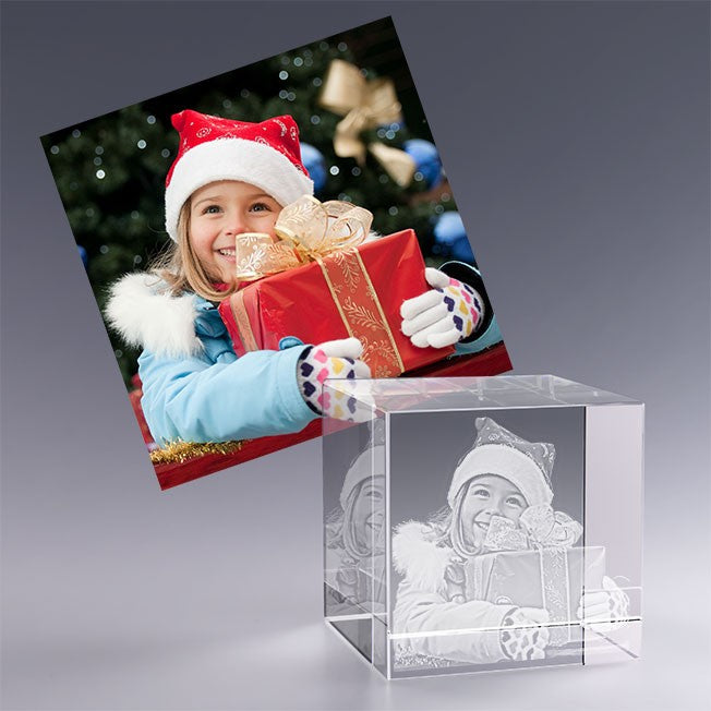 Bloc en verre personnalisé 6 cm avec gravure laser d'une enfant tenant un cadeau de Noël. Souvenir magique à offrir pour les fêtes.