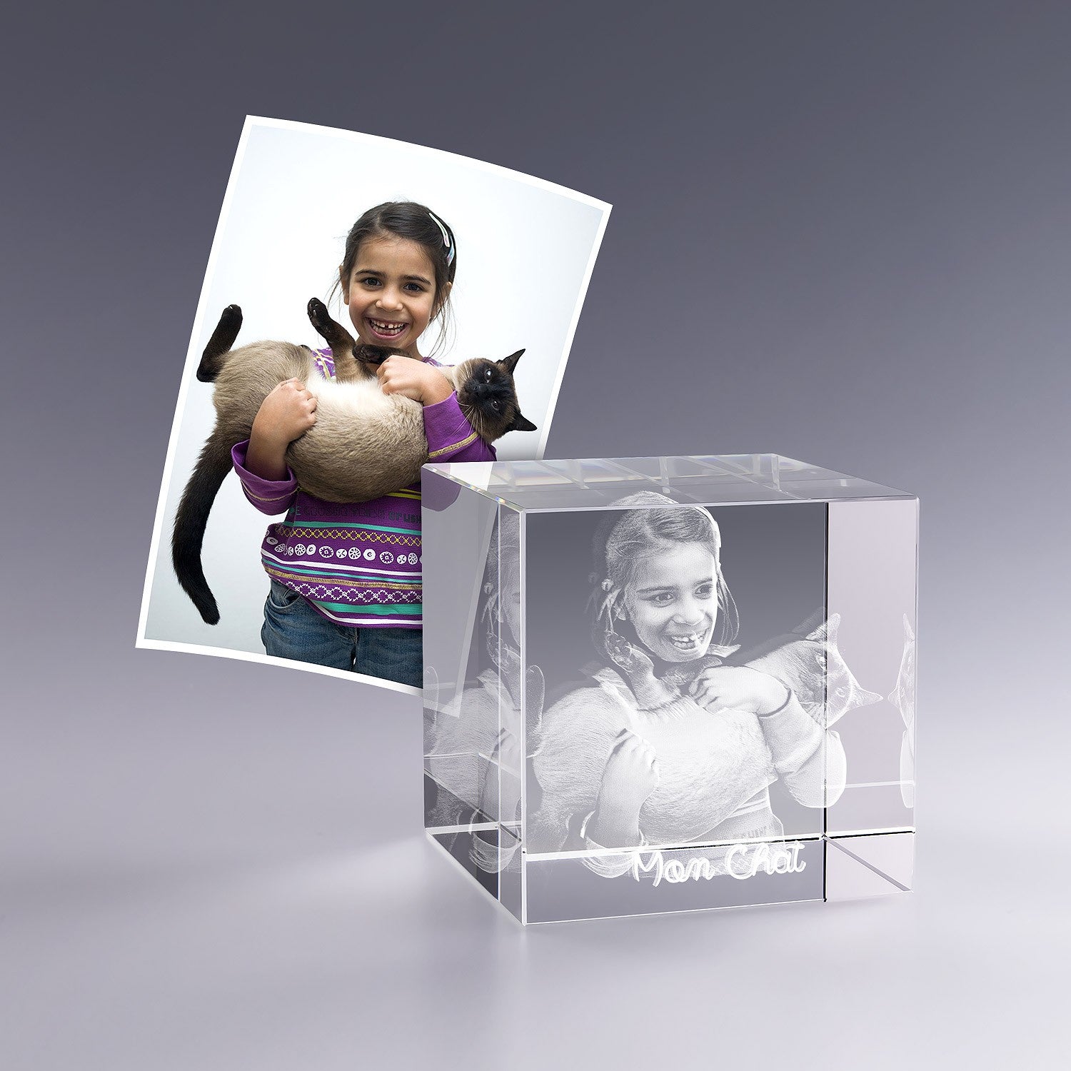 Bloc en verre 6 cm gravé au laser avec photo d'une enfant tenant son chat, un cadeau personnalisé unique à offrir aux amoureux des animaux.