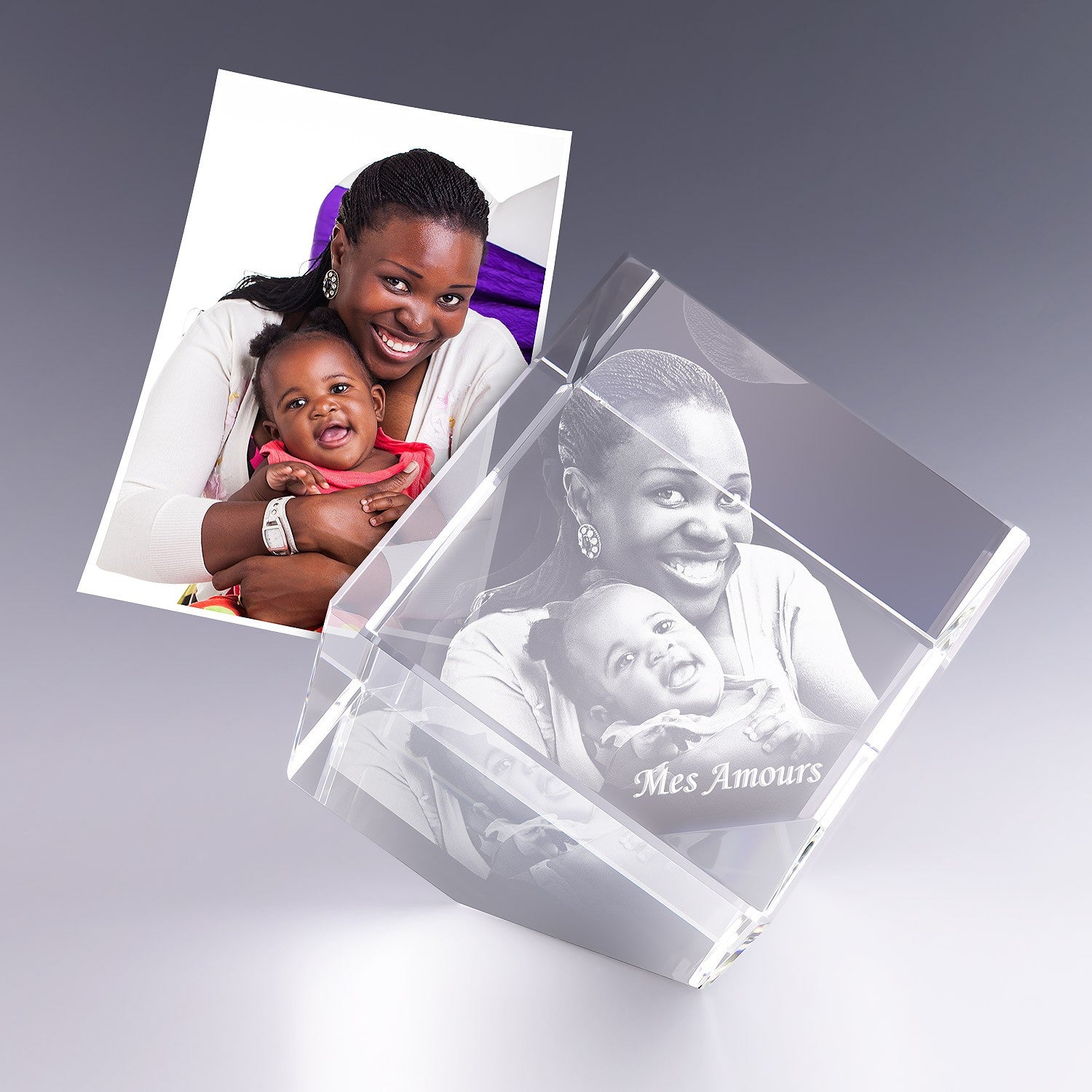 Gravure photo 3D dans un cube en verre 10 cm biseauté, représentant une maman et son bébé avec l'inscription "Mes Amours".