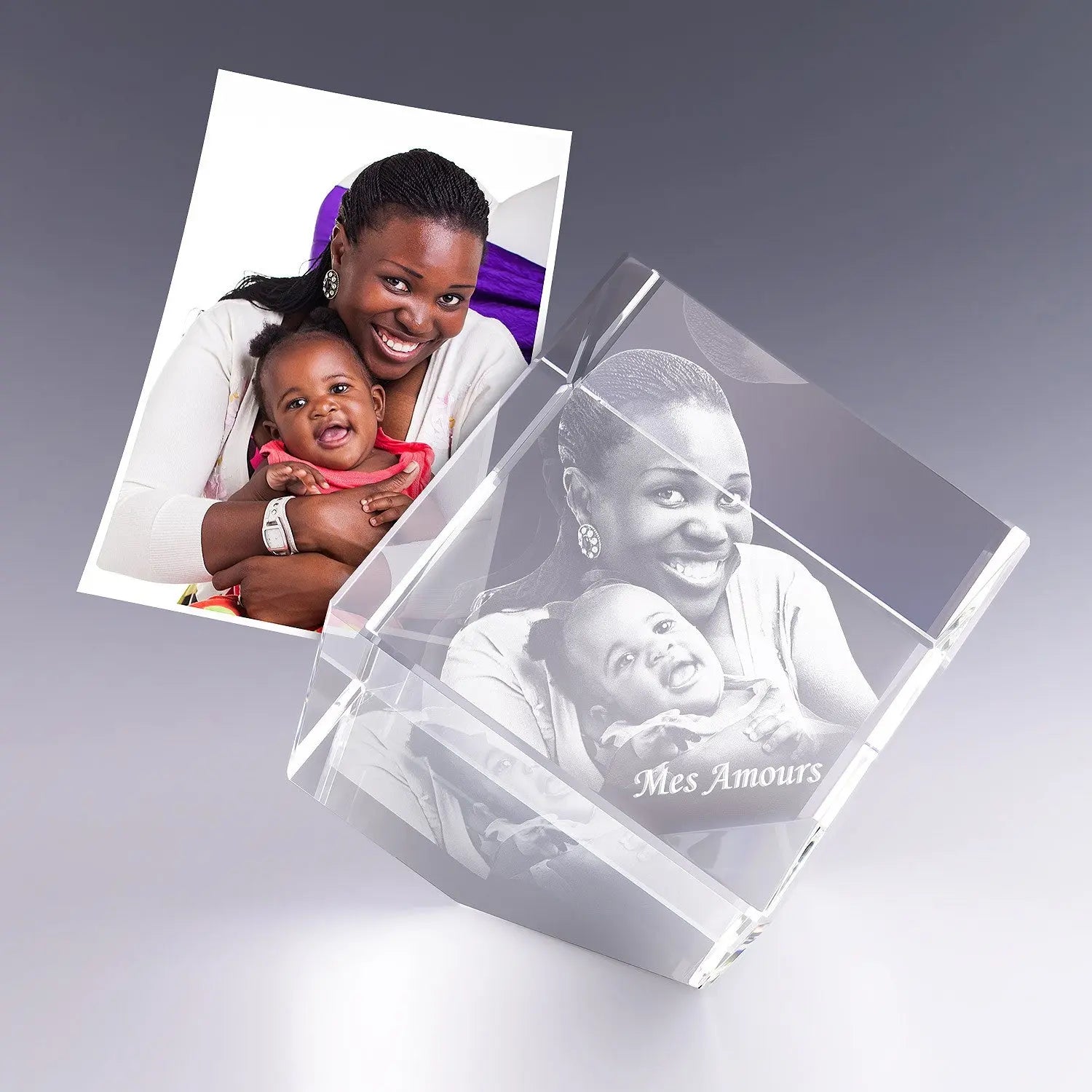 Gravure photo 3D dans un cube en verre 10 cm biseauté, représentant une maman et son bébé avec l'inscription "Mes Amours".