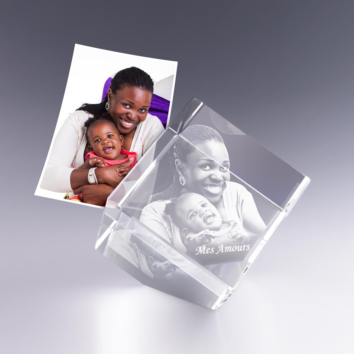 Cube en verre pan coupé personnalisé avec photo 3D gravée de mère et enfant, livré en coffret cadeau. Un souvenir émouvant à sublimer avec un socle lumineux.