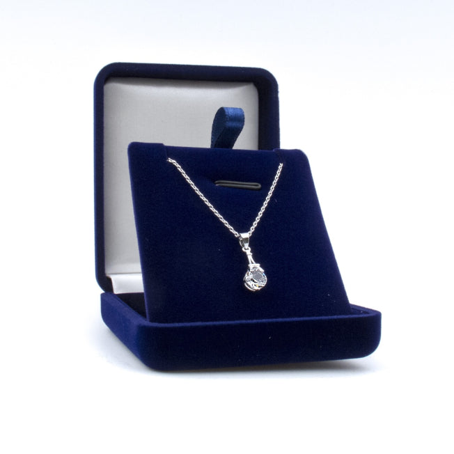 Élégant pendentif en métal argenté en forme de Tour Eiffel avec cristal Swarovski®, livré dans un écrin personnalisable. Cadeau chic et intemporel.