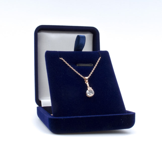 Pendentif Tour Eiffel finition or rose orné d’un cristal Swarovski®, présenté dans un écrin bleu personnalisable. Un bijou raffiné et symbolique.