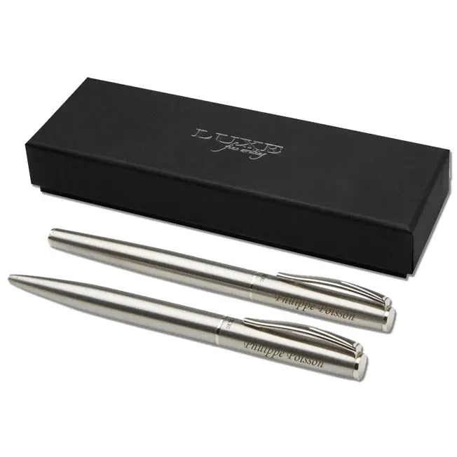 Coffret cadeau contenant deux stylos personnalisés en acier inoxydable recyclé, un roller et un bille, gravés au laser pour un rendu élégant et écoresponsable.