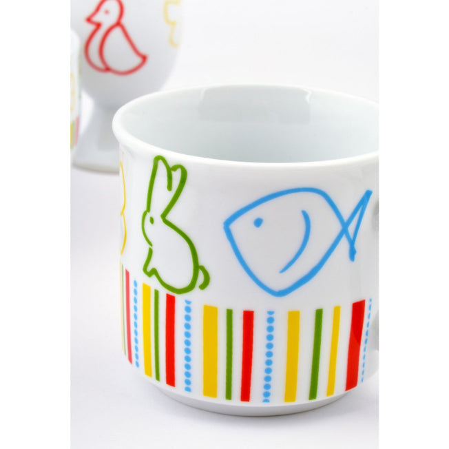 Tasse enfant en porcelaine blanche avec motifs animaux colorés. Un design joyeux pour accompagner les repas avec douceur et bonne humeur.