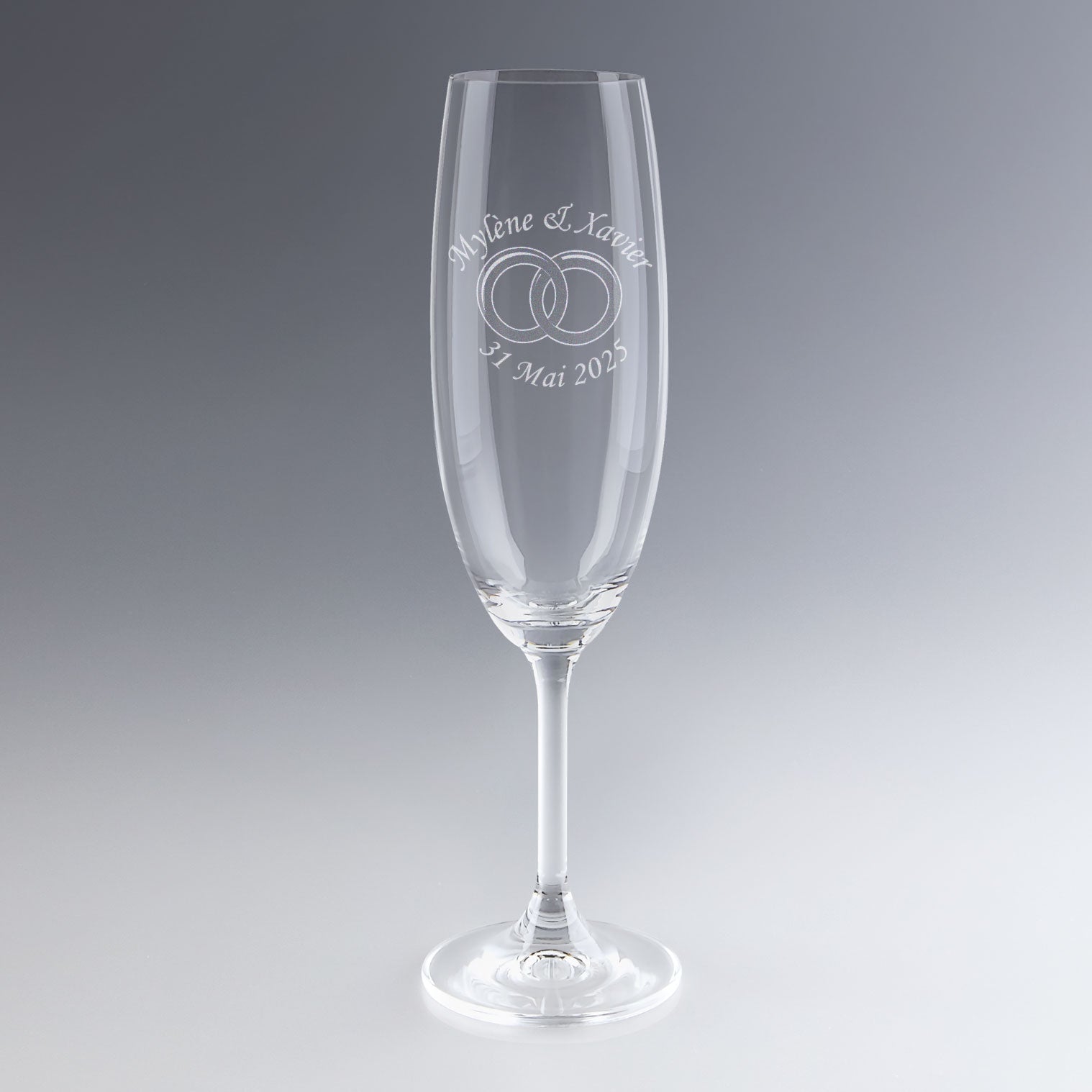 Flûte à champagne gravée au laser avec prénoms, date et symboles d’alliances. Cadeau personnalisé élégant pour célébrer une union ou des noces.