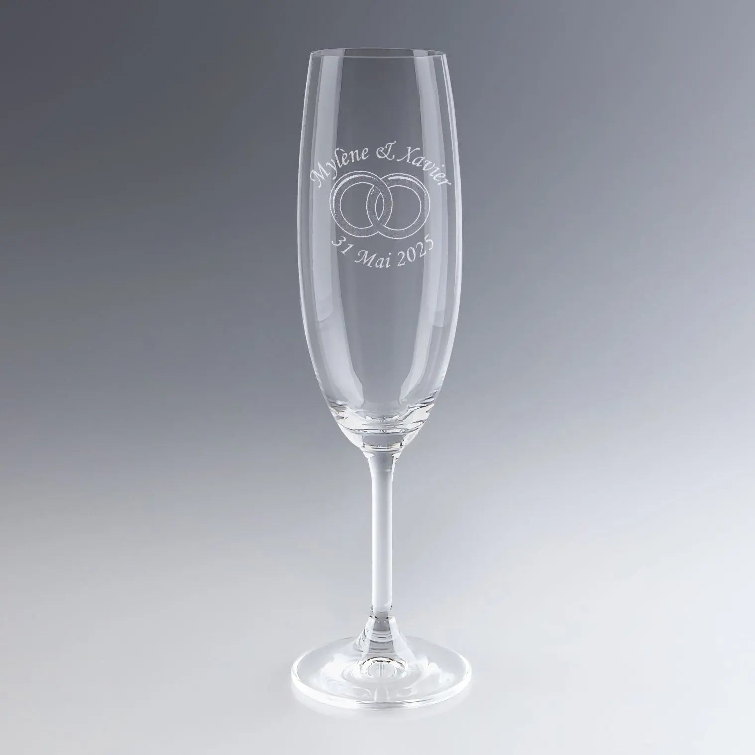 Flûte à champagne gravée au laser avec prénoms, date et symboles d’alliances. Cadeau personnalisé élégant pour célébrer une union ou des noces.