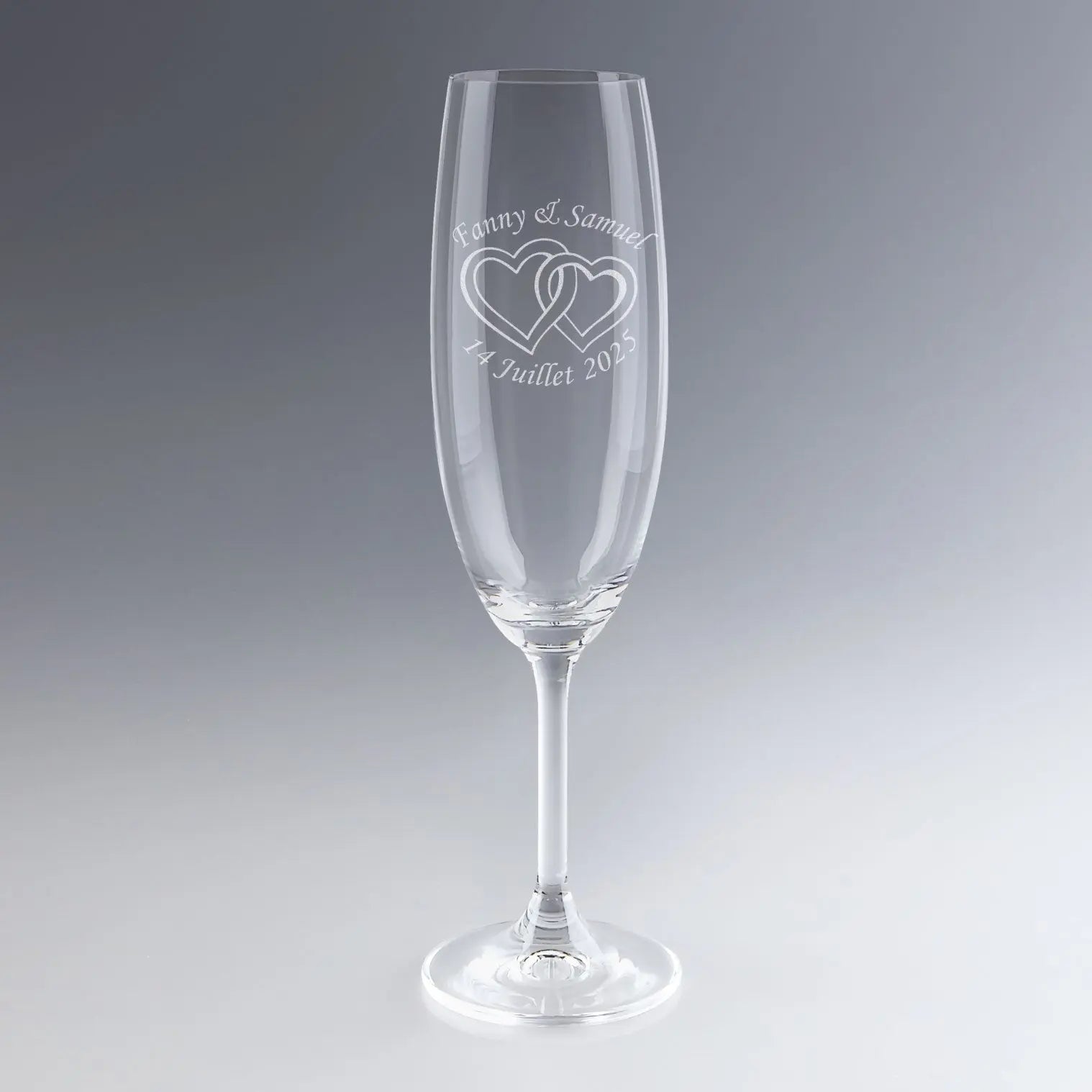 Flûte à champagne gravée avec deux cœurs et les prénoms des mariés. Cadeau romantique et raffiné pour célébrer une union avec émotion.