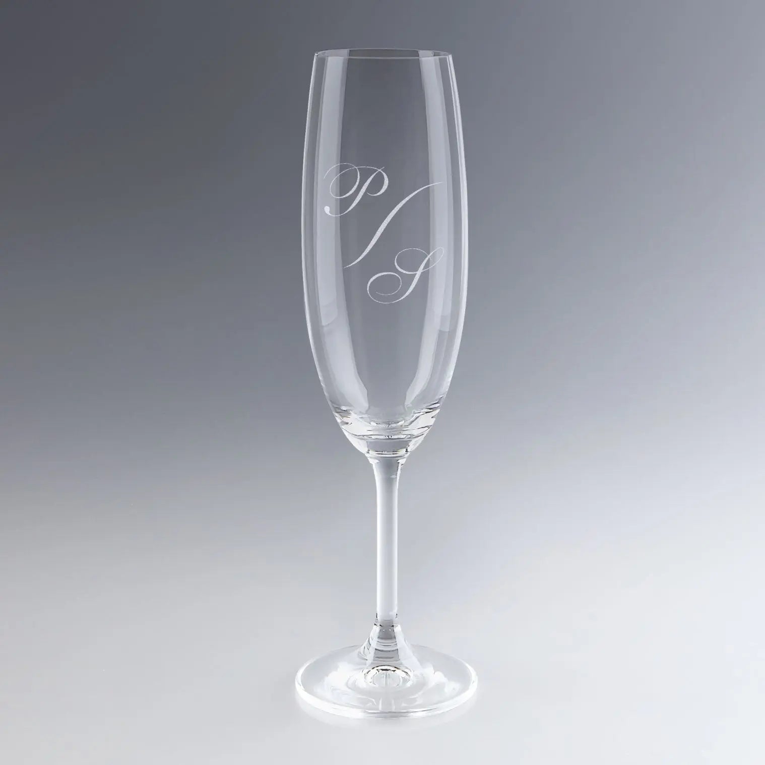 Flûte à champagne élégante avec initiales gravées en monogramme. Cadeau personnalisé idéal pour marquer un événement spécial avec style et sobriété.