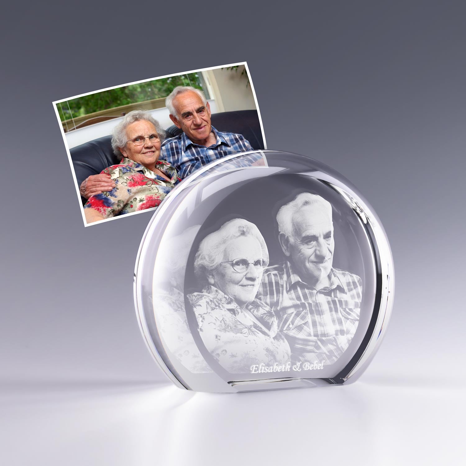 Bloc rond demi-lune en verre gravé en 3D à partir d’une photo de couple, personnalisé avec noms et souvenir, pour un cadeau marquant et élégant.