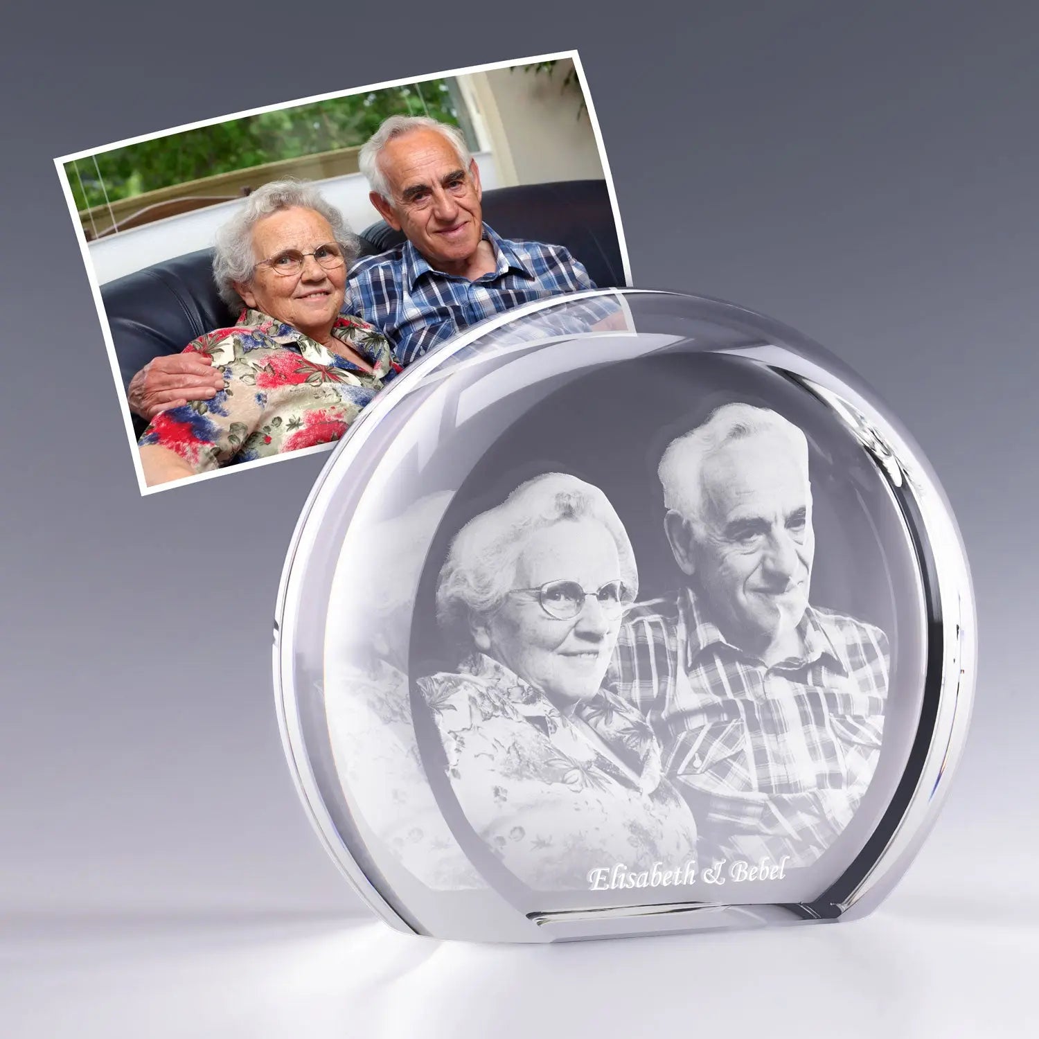 Bloc en verre demi-lune avec gravure 3D personnalisée à partir d'une photo. Cadeau souvenir émouvant à personnaliser en ligne.