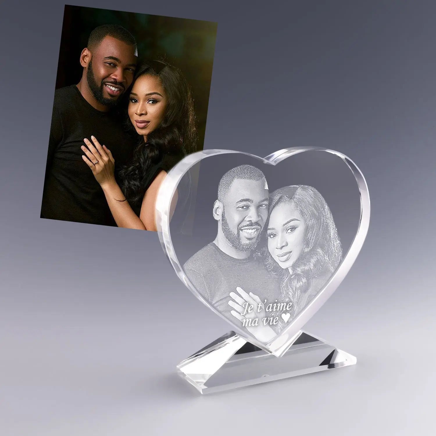 Photo de couple gravée 2D dans un grand cœur en verre avec support et texte romantique. Idéal pour dire “Je t’aime ma vie” avec émotion et élégance.