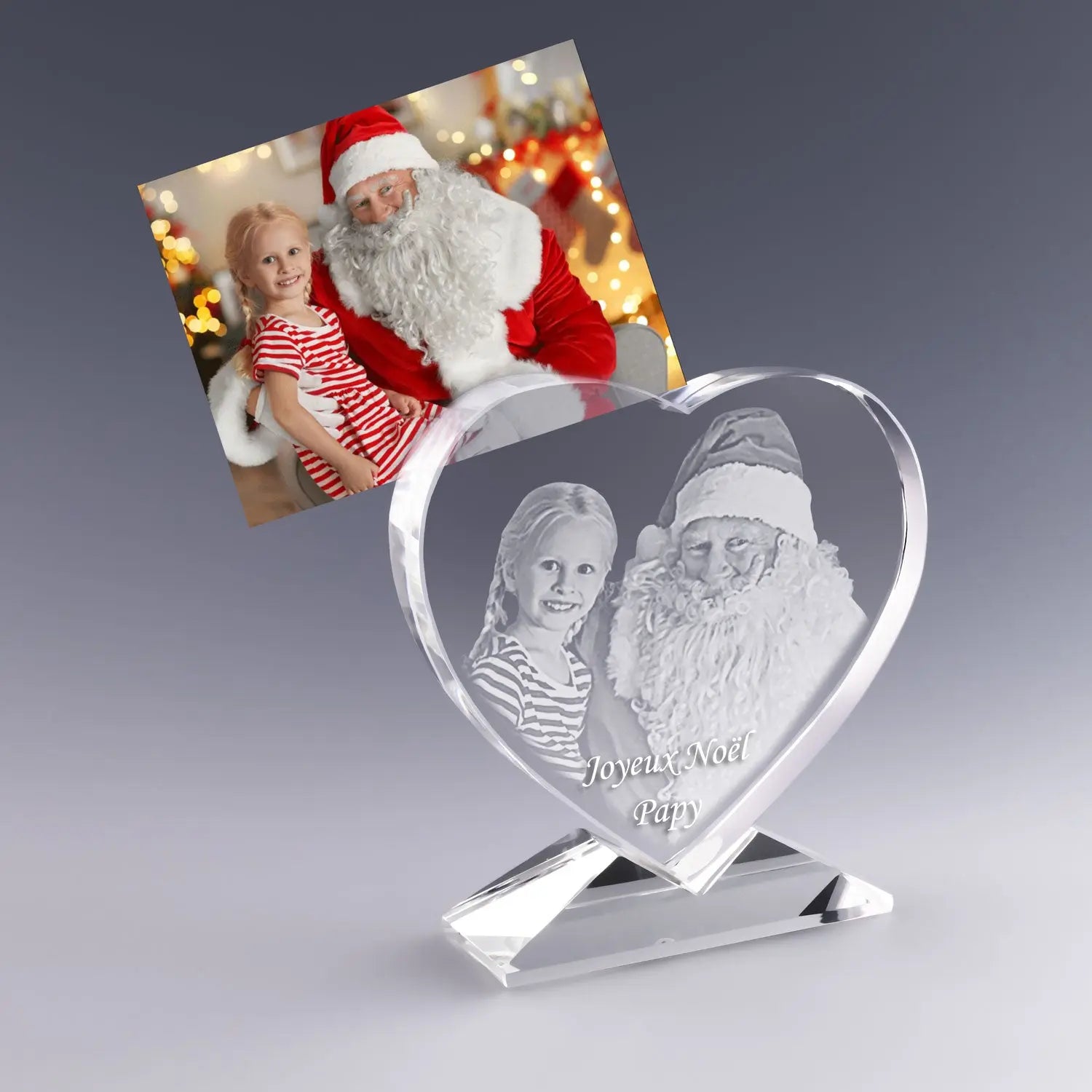 Cœur en verre gravé 2D avec photo souvenir d’un enfant avec le Père Noël, personnalisé pour Noël avec “Joyeux Noël Papy”. Cadeau de Noël plein d’émotion.