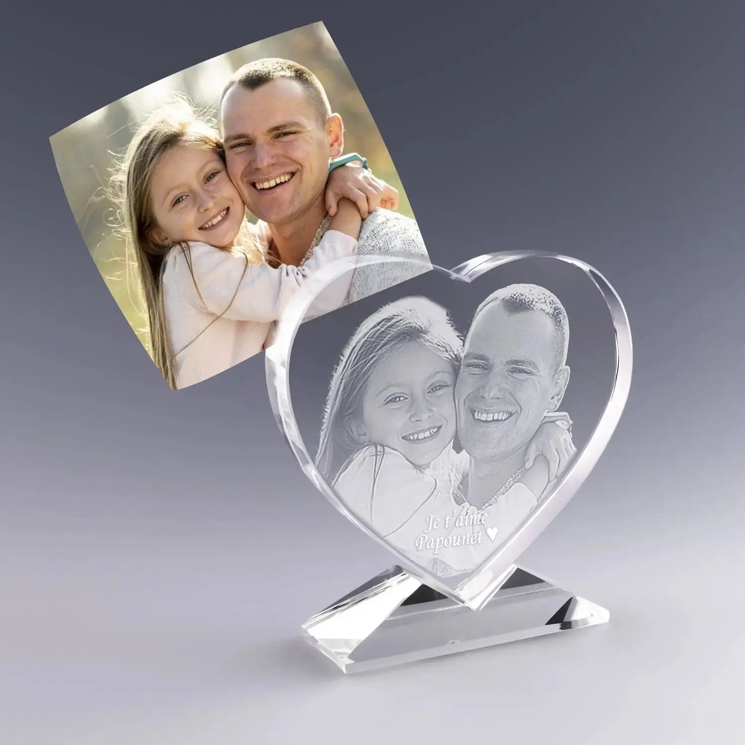 Grand cœur en verre personnalisé avec photo gravée 2D d’un papa et sa fille. Cadeau touchant pour la fête des pères ou un moment complice père-fille.