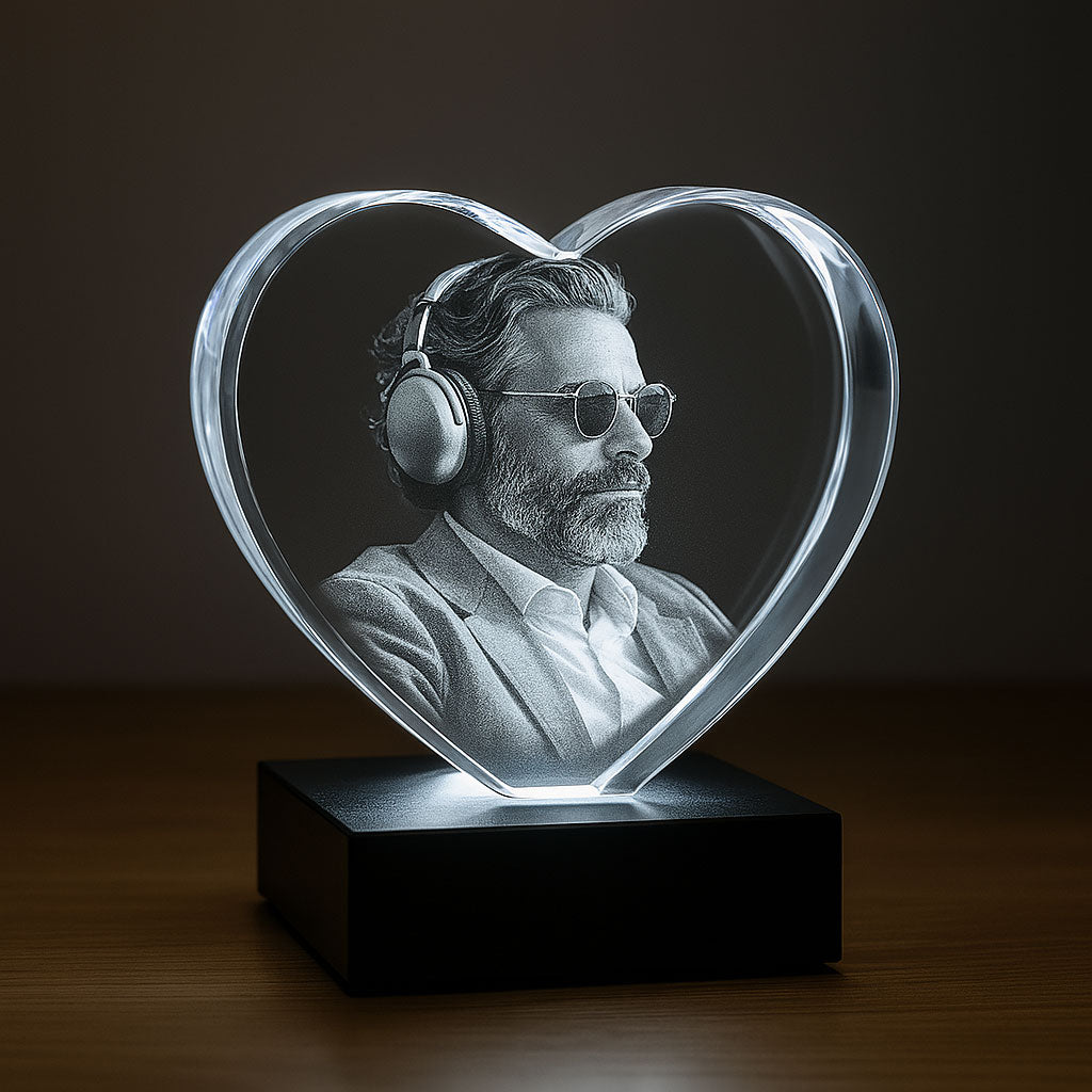 Un cadeau personnalisé original et élégant : votre portrait gravé en 3D dans un bloc cœur en verre, mis en valeur par un socle lumineux.