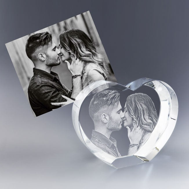 Gravez vos instants d’amour dans un cœur en verre 3D. Un cadeau personnalisé plein de tendresse, idéal pour la Saint-Valentin ou un anniversaire.
