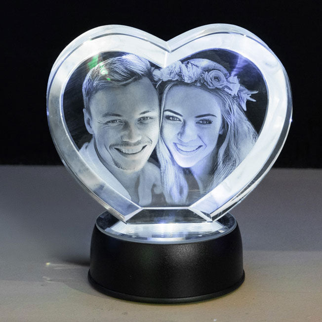 Ce bloc cœur en verre gravé 3D avec son socle lumineux est le cadeau personnalisé parfait pour immortaliser un sourire, une union, une complicité unique.