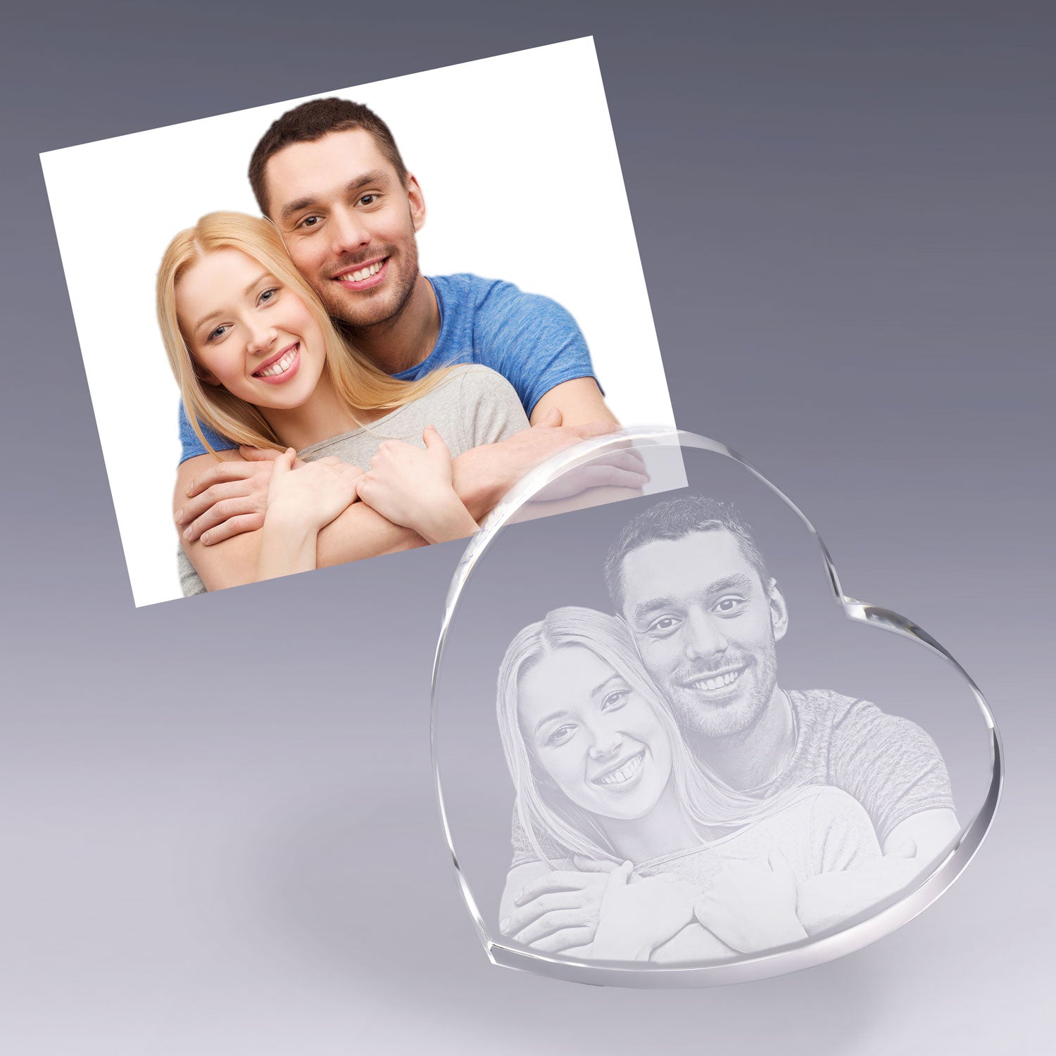 Transformez une photo de couple en une gravure 2D dans un grand cœur en verre, pour un souvenir romantique et intemporel.