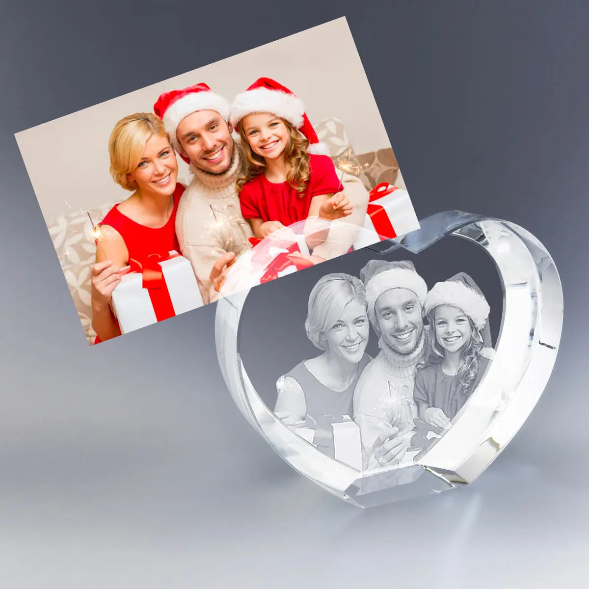 Grand Cœur en Verre Gravé 3D avec photo de Noël – Une famille souriante en tenue festive pose avec des cadeaux et des bougies étincelantes. Leur image est sublimée dans un grand cœur en verre gravé en 3D, un cadeau personnalisé empreint d’amour et d’élégance, idéal pour célébrer la magie de Noël.