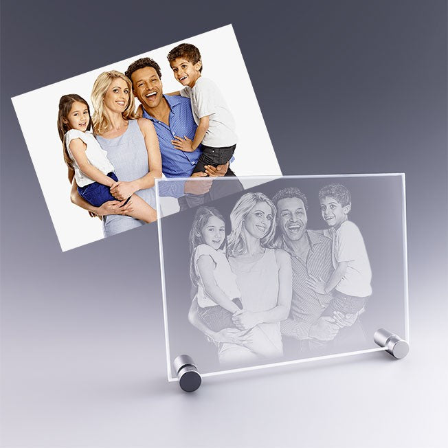 Gravure 2D sur grande plaque photo en verre. Un portrait familial vivant et lumineux, idéal pour un cadeau original et chargé d’émotion.