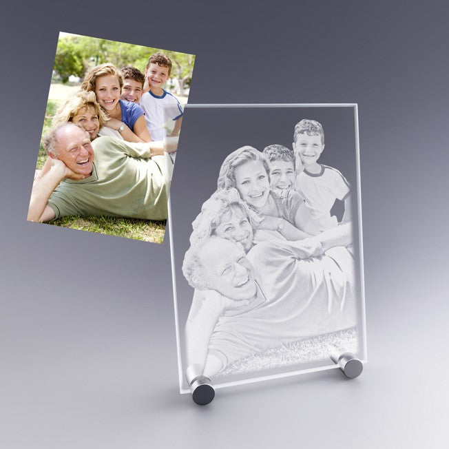 Grande plaque photo verticale en verre gravée en 2D avec une scène familiale joyeuse en extérieur, un cadeau personnalisé plein de tendresse.