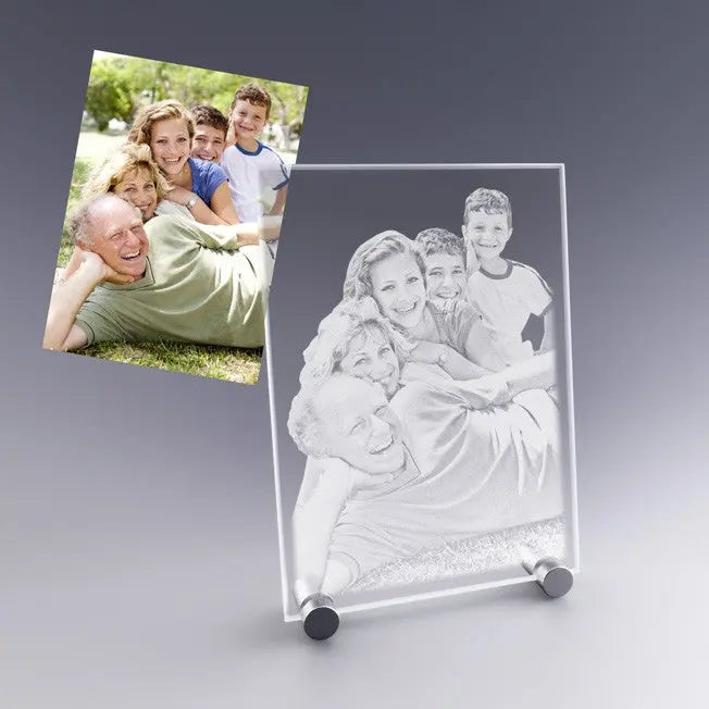 Grande plaque photo verticale en verre gravée en 2D avec une scène familiale joyeuse en extérieur, un cadeau personnalisé plein de tendresse.
