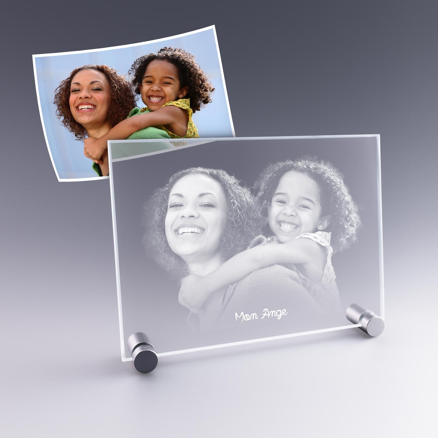 Grande plaque photo en verre avec gravure 2D lumineuse d’un portrait mère-fille. Un cadeau personnalisé plein d’amour à exposer avec fierté.