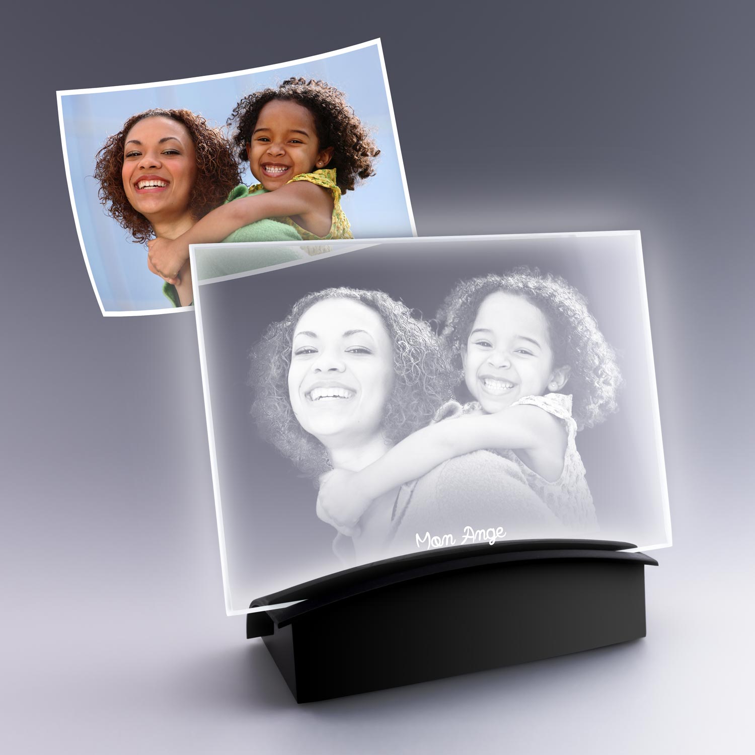 Grande plaque photo horizontale en verre avec gravure 2D, posée sur socle lumineux, illustrant une maman et sa fille avec le texte personnalisé “Mon Ange”.