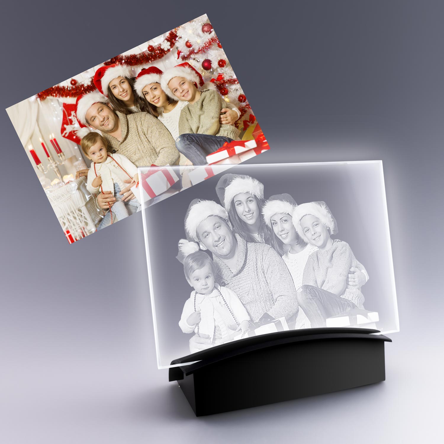 Grande plaque photo horizontale en verre gravée en 2D avec socle lumineux, illustrant une famille réunie pour Noël, portant des bonnets de Père Noël.