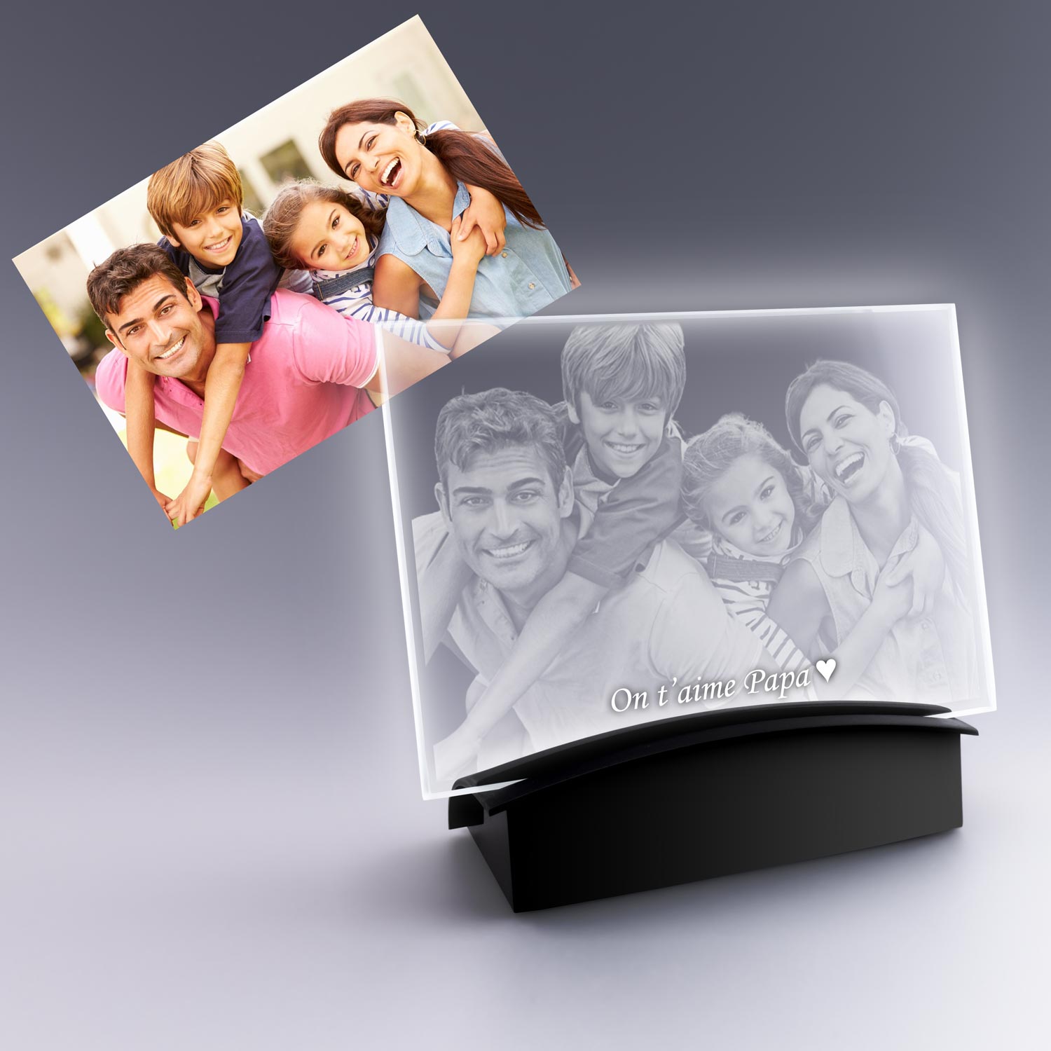 Grande plaque photo horizontale en verre avec gravure 2D sur socle lumineux, représentant une famille joyeuse avec le message “On t’aime Papa”.