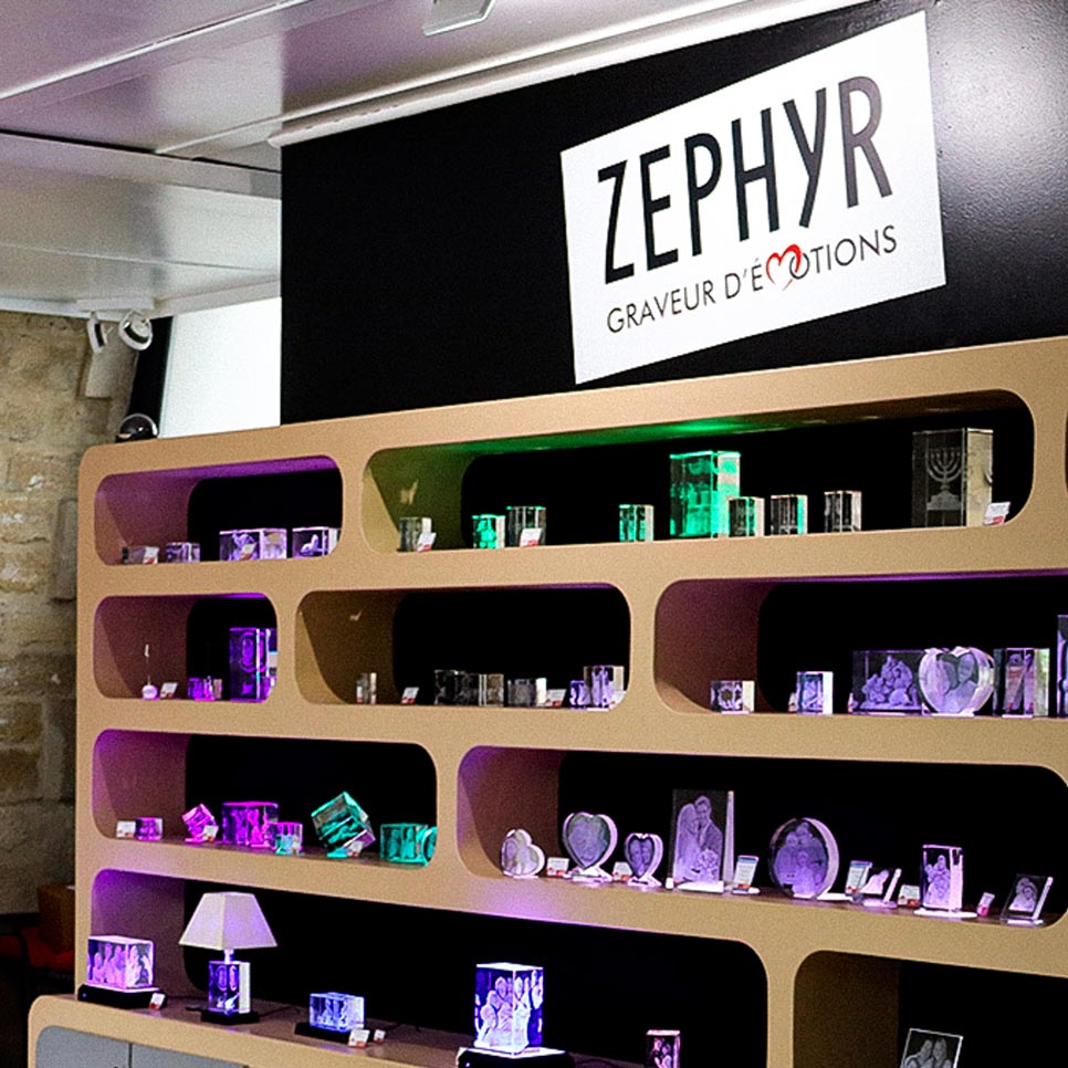 Boutique Zephyr Paris, spécialiste de la gravure 3D sur verre depuis 2001, avec une large gamme de cadeaux personnalisés exposés en vitrine.