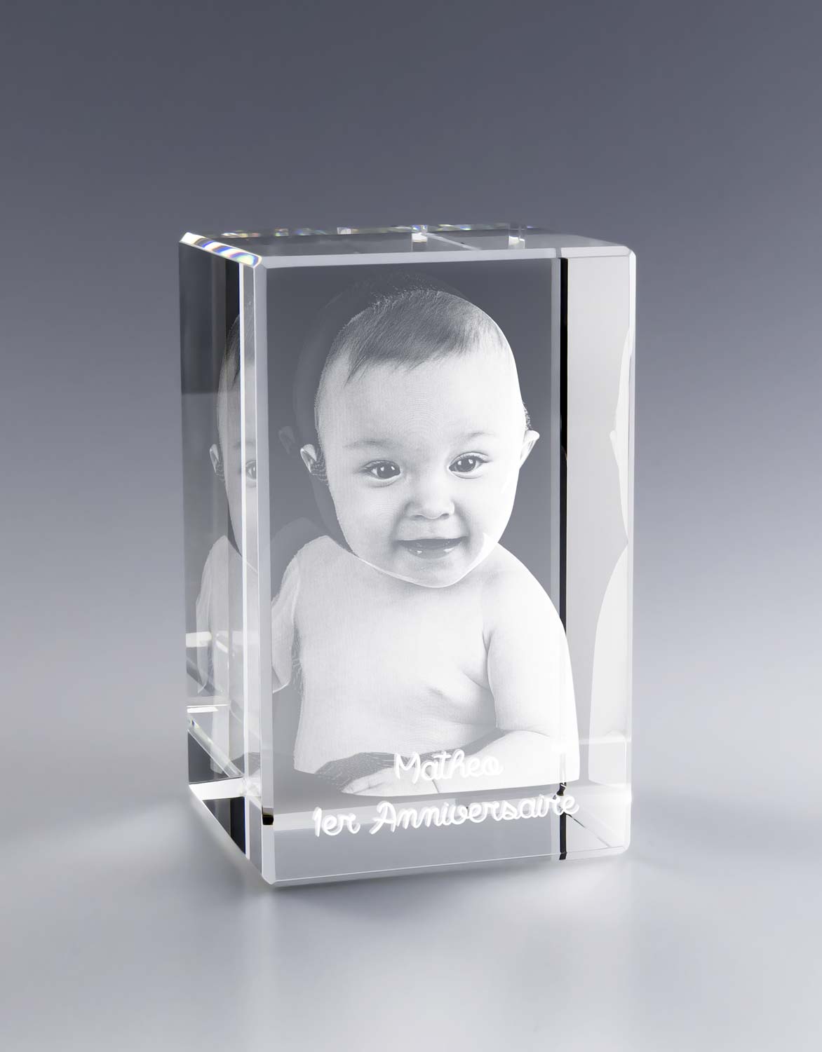 Bloc en verre gravé en 3D avec le portrait d’un enfant et un message personnalisé – un souvenir précieux pour un premier anniversaire.
