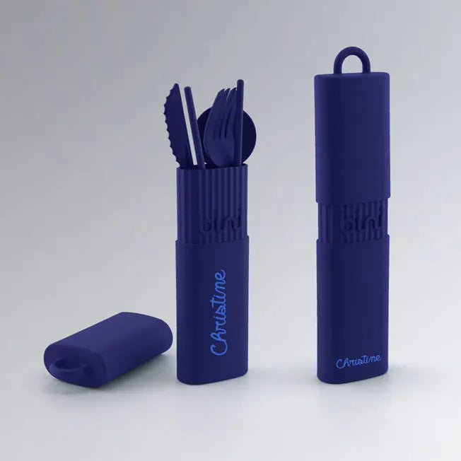 Couverts réutilisables personnalisés avec prénom, dans un étui pratique. Un cadeau éco-friendly et original pour accompagner vos repas du quotidien.