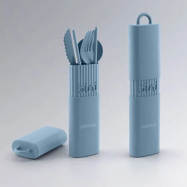 Kit de couverts bleu personnalisé avec prénom. Idéal pour les repas nomades éco-responsables. Pratique, élégant et gravé à votre nom.