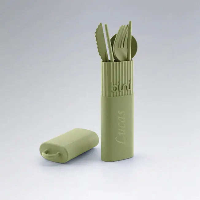 Kit écologique et nomade, gravé au prénom de votre choix. Pratique pour les pique-niques ou le bureau. Une belle idée cadeau personnalisée.