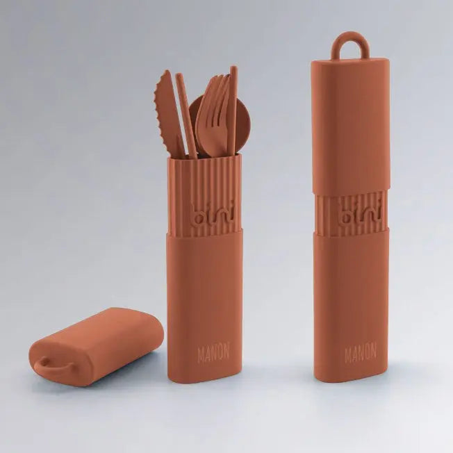 Ajoutez une touche personnelle à vos déjeuners avec ce kit réutilisable terracotta gravé. Parfait pour un cadeau pratique et respectueux de la planète.