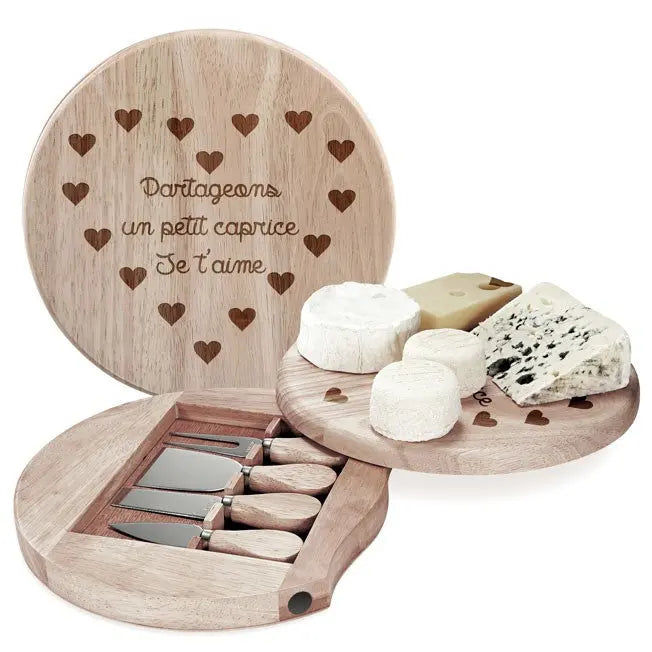 Plateau à fromages gravé de cœurs et du message « Partageons un petit caprice », parfait pour un cadeau romantique à personnaliser avec amour.